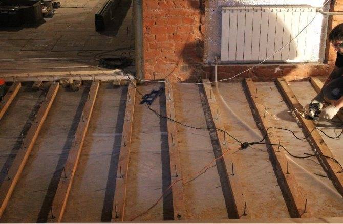 Как положить лаги на неровный бетонный пол?