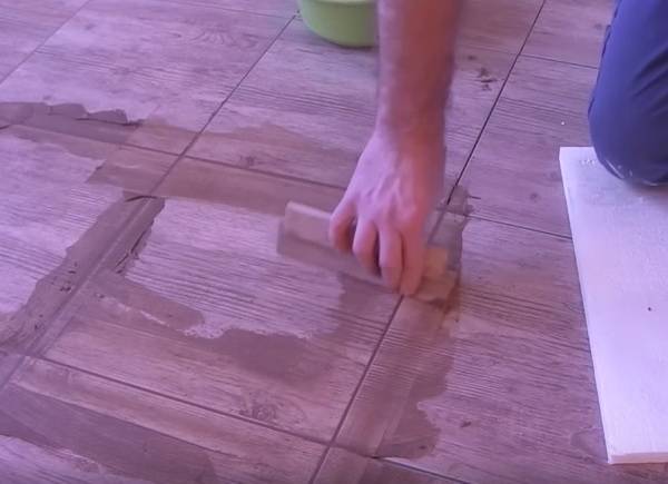 Как на деревянный пол положить плитку?