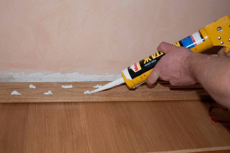 Крепление плинтусов к полу и к стене: инструкция по монтажу своими руками