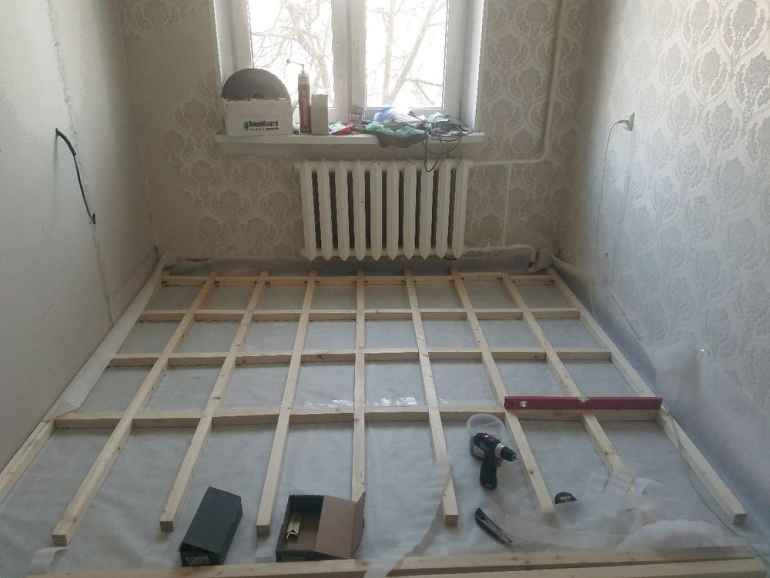 Как выполнить замену деревянных полов в квартире на бетонные, причины и последовательность работ