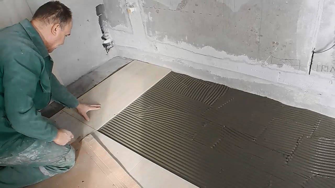 Выравнивание пола плиточным клеем