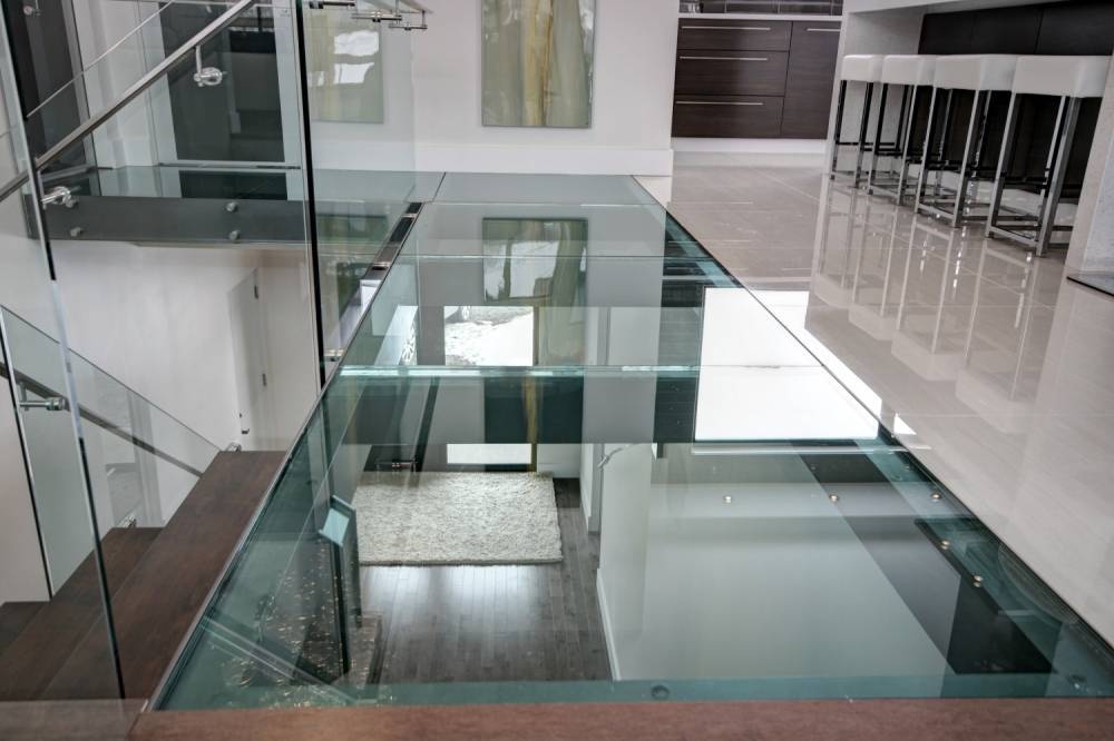 Стеклянный пол для интерьера: типы покрытий, декор под стеклом, идеи, фото