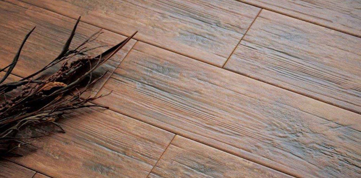 Напольная плитка под дерево: примеры использования в интерьере и дизайн-фишки