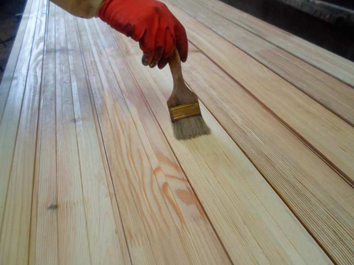 Чем покрыть деревянный пол своими руками - выбор состава и его нанесение!