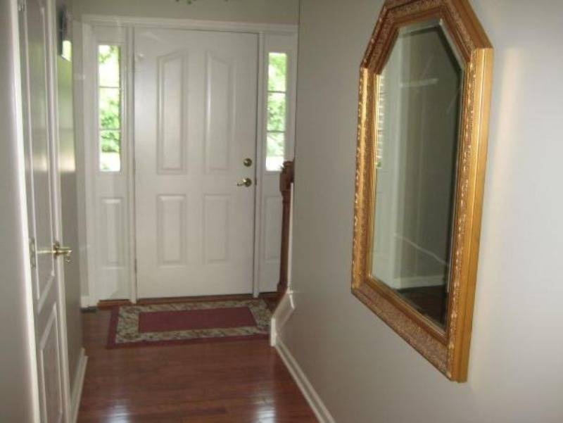 Можно ли вешать зеркало напротив входной двери, поверья и приметы