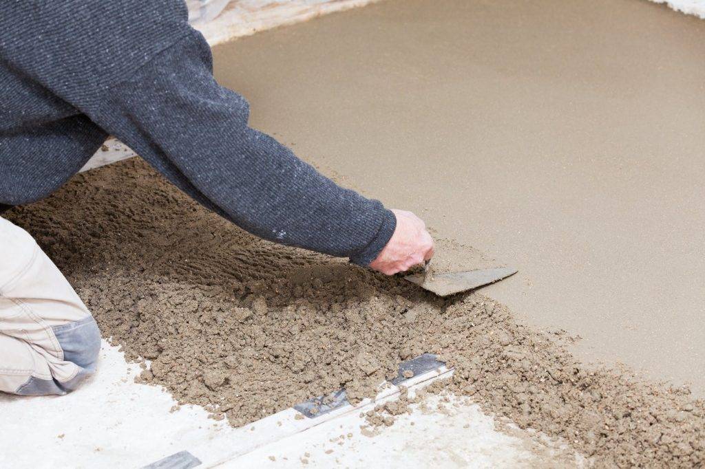 Сколько сохнет стяжка на полу: цементная, бетонная, способы расчета времени