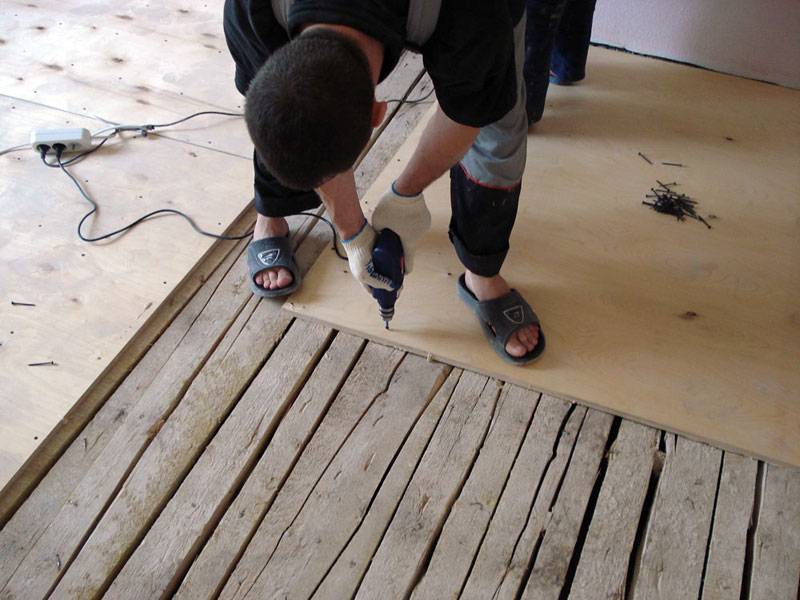 Как уложить линолеум на деревянный пол