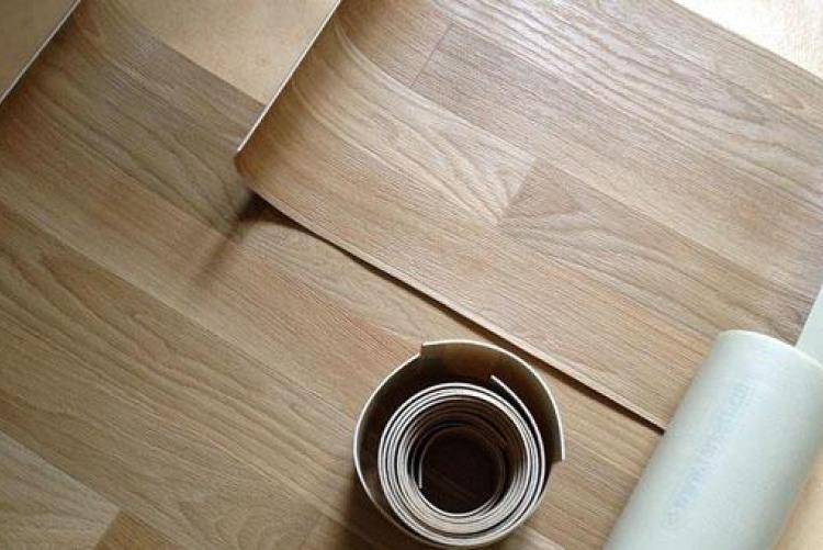 Как класть линолеум на деревянный пол без клея с подложкой в прихожей, на кухне и балконе?