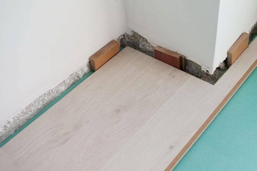 Как укладывать ламинат на деревянный пол