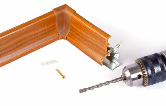 Правильная установка плинтусов, своими руками: пластикового напольного, деревянного, мдф, монтаж с кабель каналом к бетонной стене