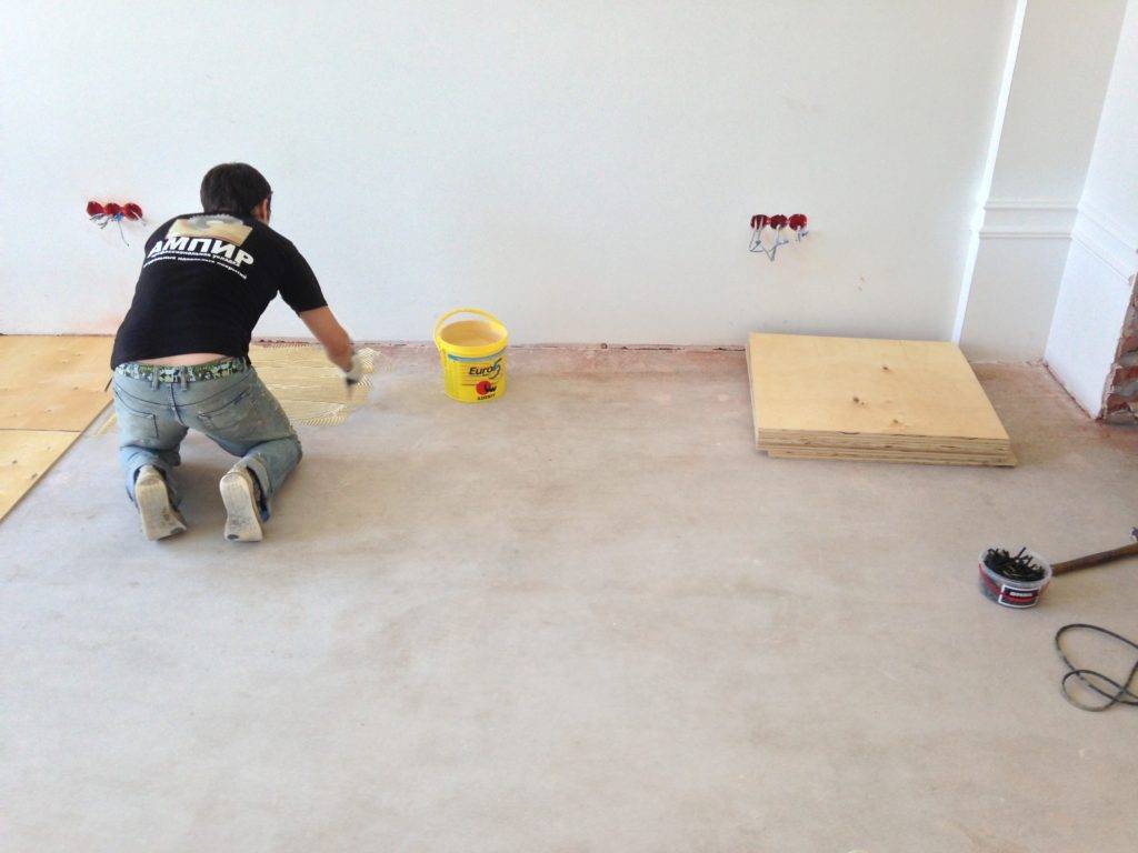 Как крепить фанеру к бетонному полу – варианты укладки