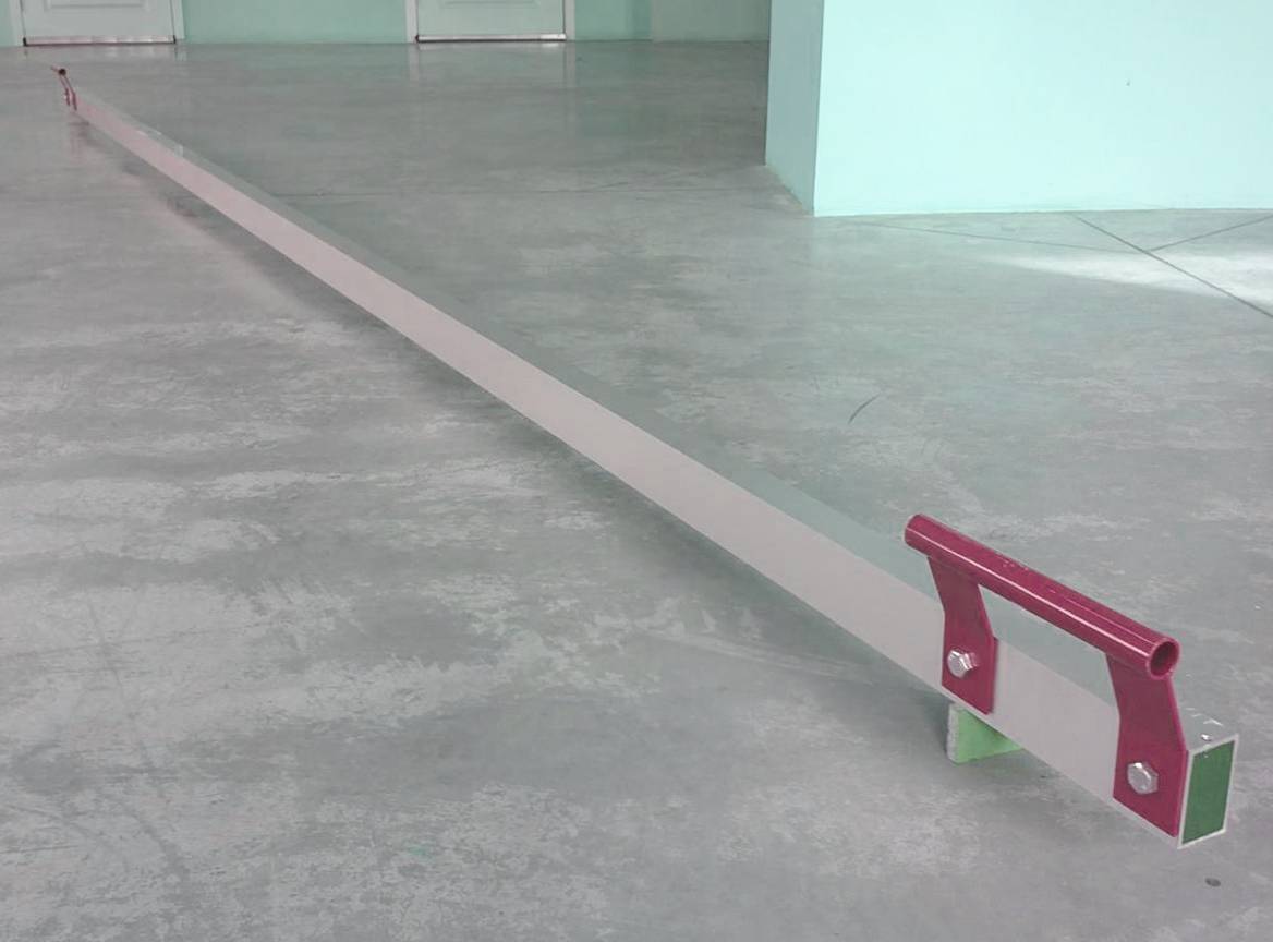 Выравнивание пола плиточным клеем