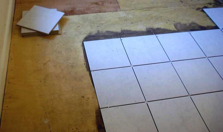 Укладка плитки на деревянный пол: как подготовить основание и положить правильно?