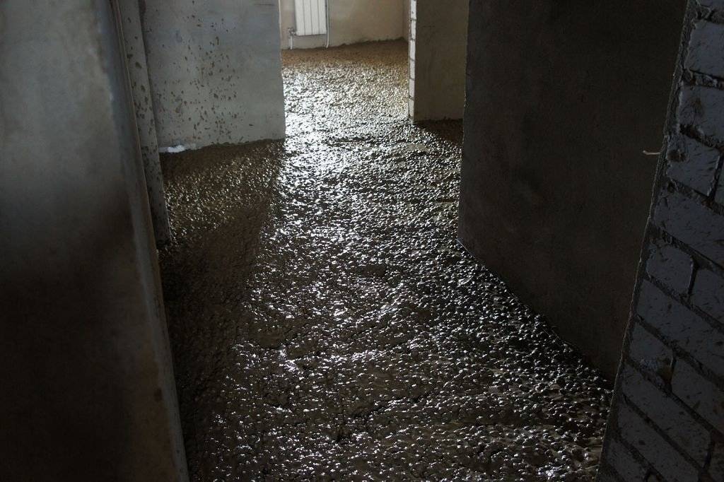 Утепление пола керамзитом под стяжку: достоинства и подробное описание методики, секреты правильного выполнения работ