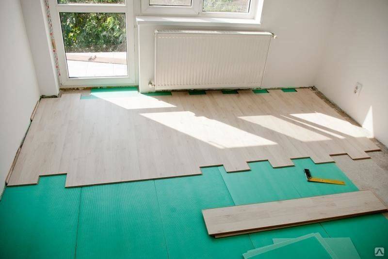 Как класть ламинат на бетонный пол? что кладут под ламинат на бетонный пол?