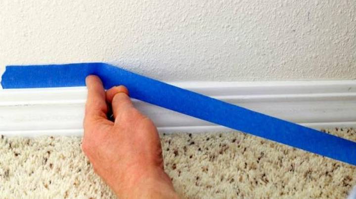 Как покрасить плинтус потолочный без разводов водоэмульсионной краской