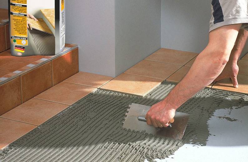 Сколько сохнет плитка на полу после укладки на клей и цементный раствор?
