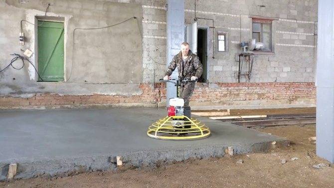 Чем затирают бетонные полы: использование вертолета и мастерка