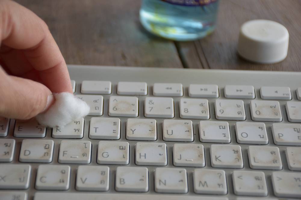 Как быстро и правильно почистить клавиатуру на ноутбуке от пыли, грязи, мусора и пролитой жидкости