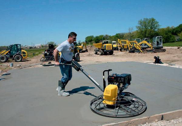 Могут ли упрочнители помочь сделать крепкий бетонный пол в автомастерской?