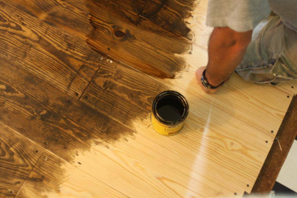 Покраска деревянного пола в доме: износостойкая краска и как снять старую