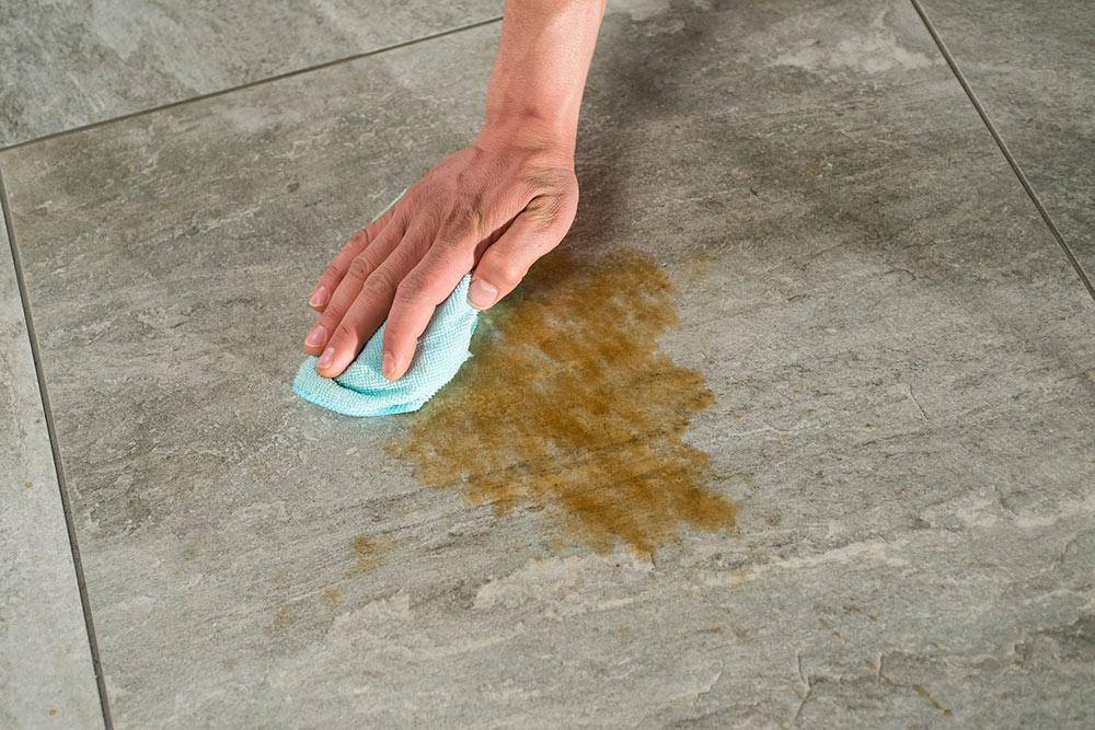 Чем отмыть плитку на полу после ремонта, очистить строительную пыль, побелку