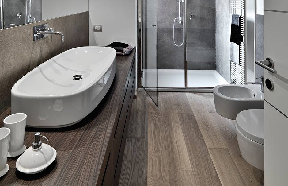 Из чего и как сделать деревянный пол в санузле?