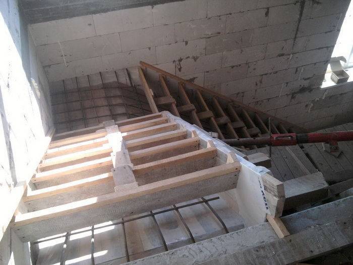 Монолитная бетонная лестница своими руками: разбор этапов строительства по шагам