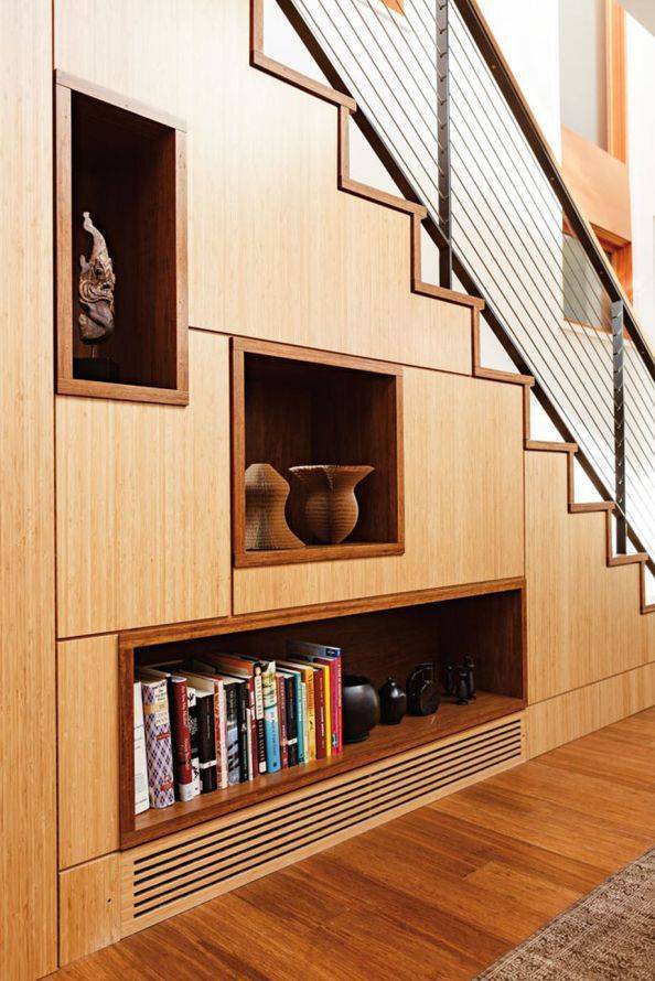 Использование пространства под лестницей: 20 практичных идей