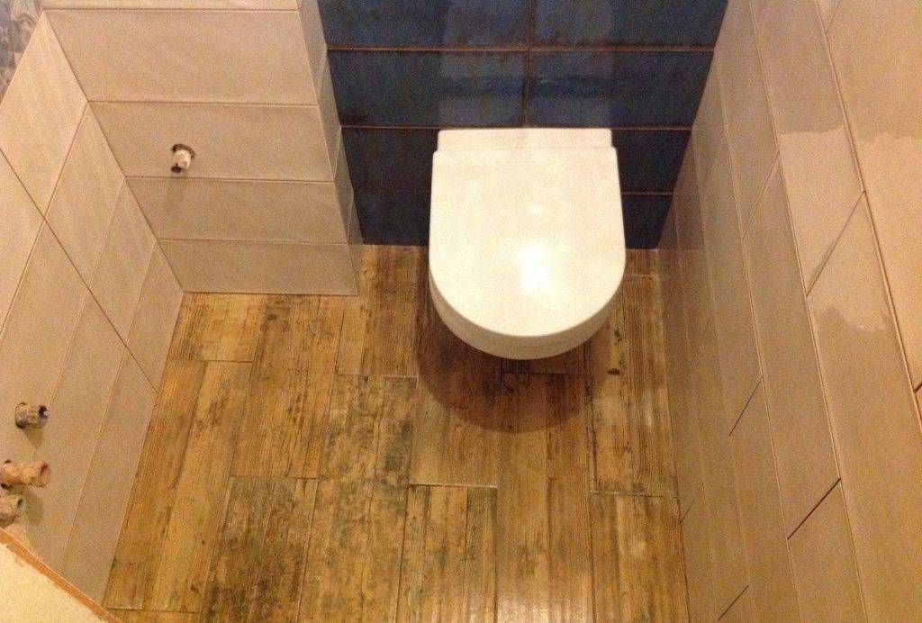 Как класть плитку в туалете: на пол или стену