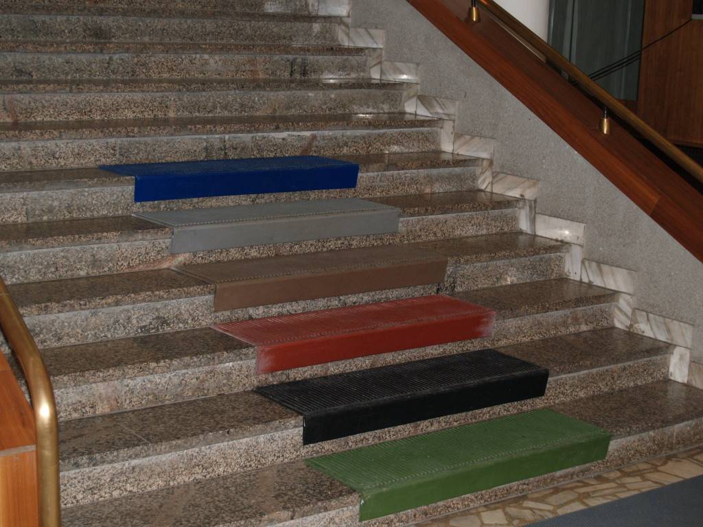 Противоскользящее покрытие для плитки: виды и характеристики