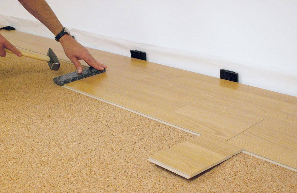 Подложка под линолеум на бетонный пол: обзор 5 популярных вариантов + технология укладки