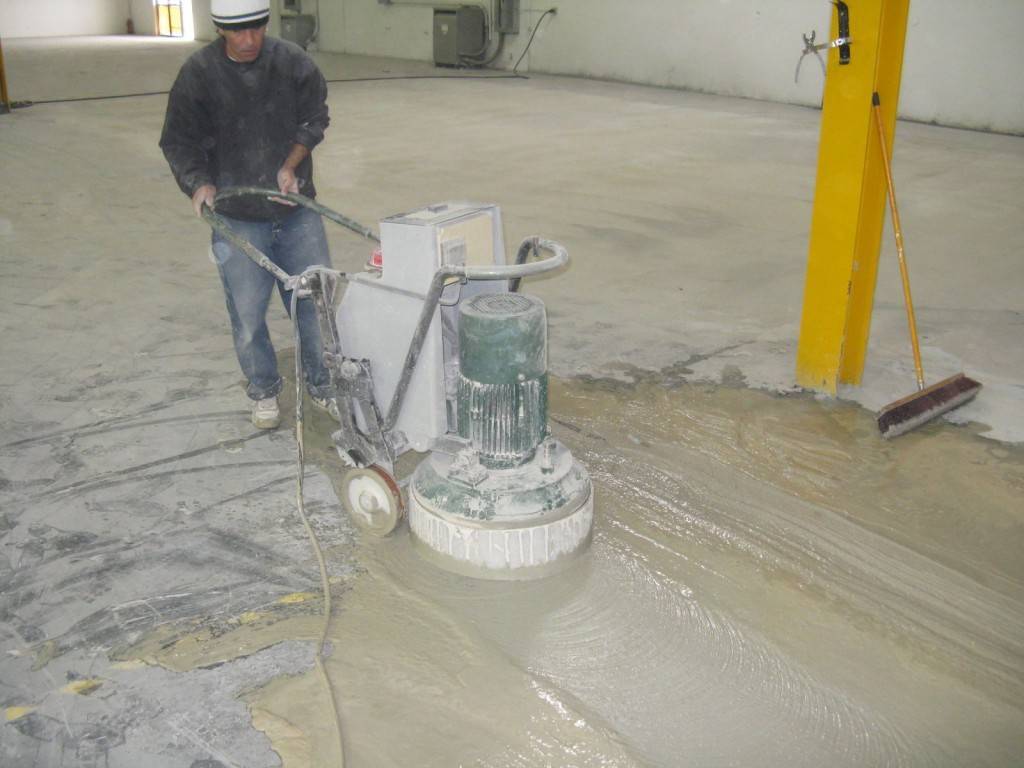 Обеспыливание и упрочнение бетонного пола: технологии применения топпинга и пропиток