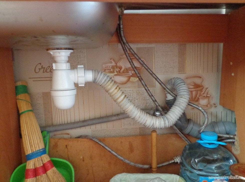 Неприятный запах из раковины на кухне: почему появляется и как его устранить?