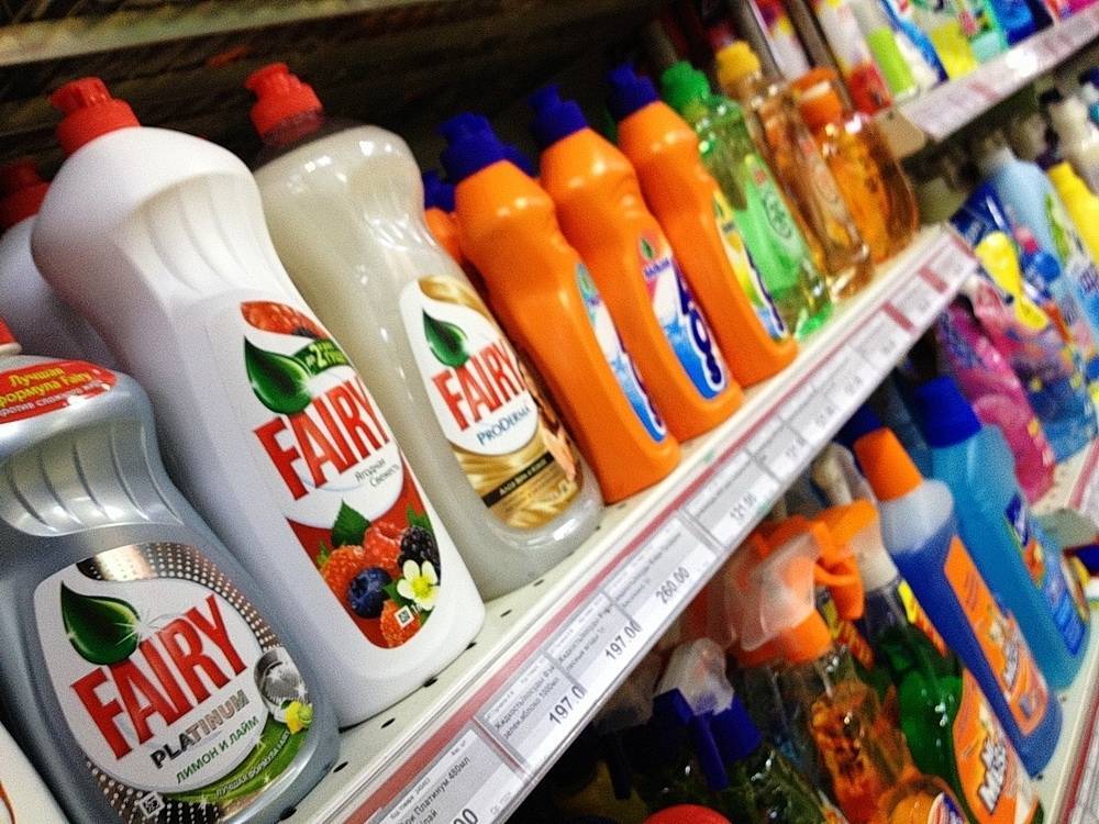 Очищающие и защитные средства для линолеума: виды и методы нанесения