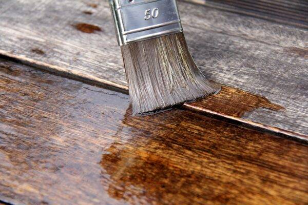Полиуретановый лак для пола: лучшие марки, правила нанесения на деревянное и бетонное основание