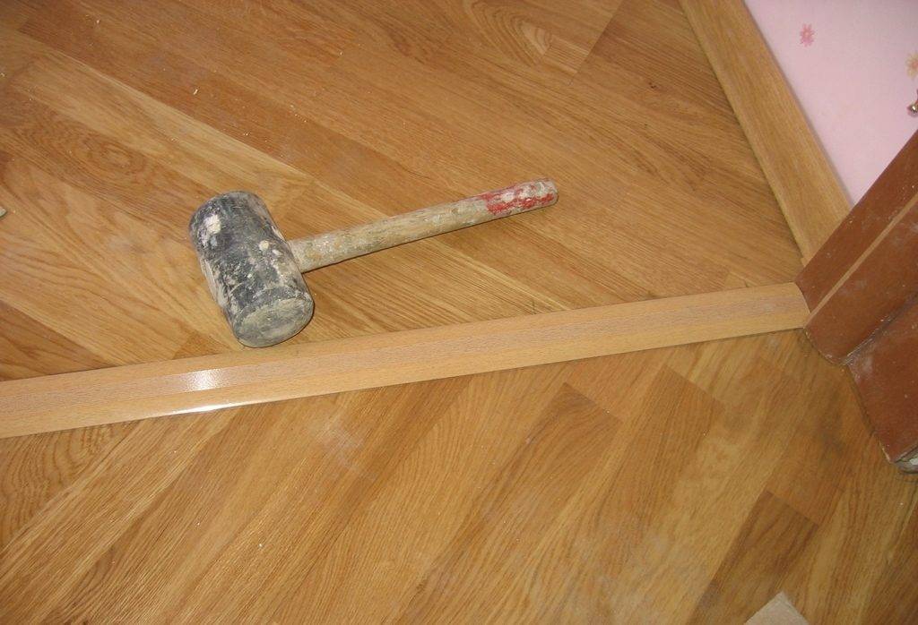 Как склеить линолеум встык