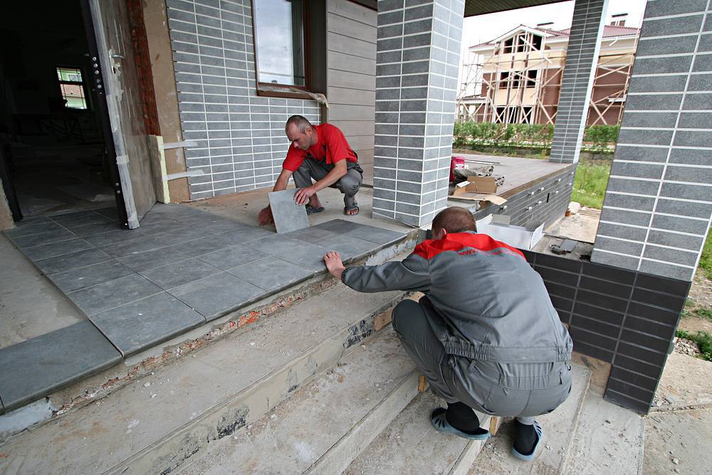Отваливается керамическая плитка — причины, выполнение восстановительных работ