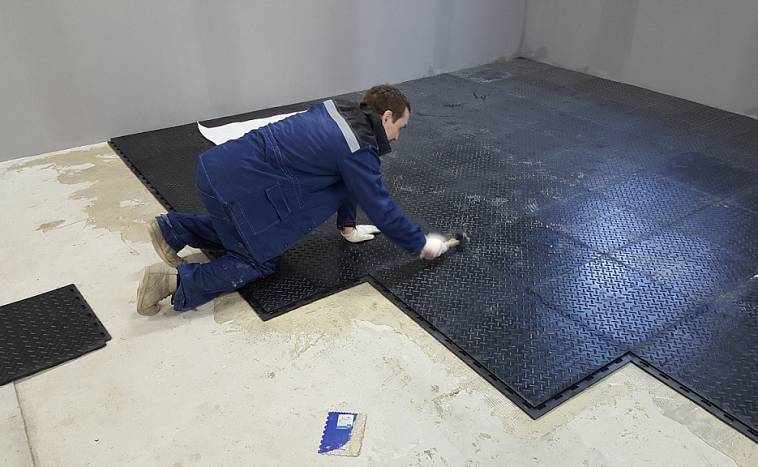 Ремонт керамической плитки на полу. как отремонтировать плитку своими руками. реставрация и ремонт керамической плитки