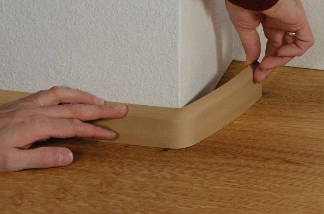 Как сделать угол потолочного плинтуса - варианты с использованием стусла и без него