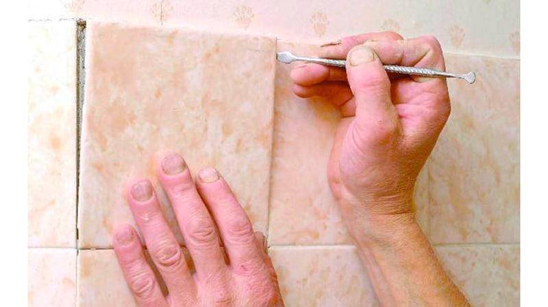 Правильно ли мастер укладывает плитку в ванной, если промазывает поверхность не полностью