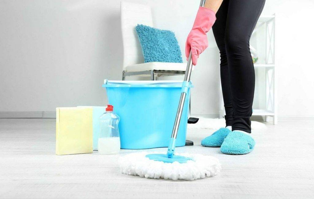 Сначала пылесосить или мыть полы: как правильно и что лучше