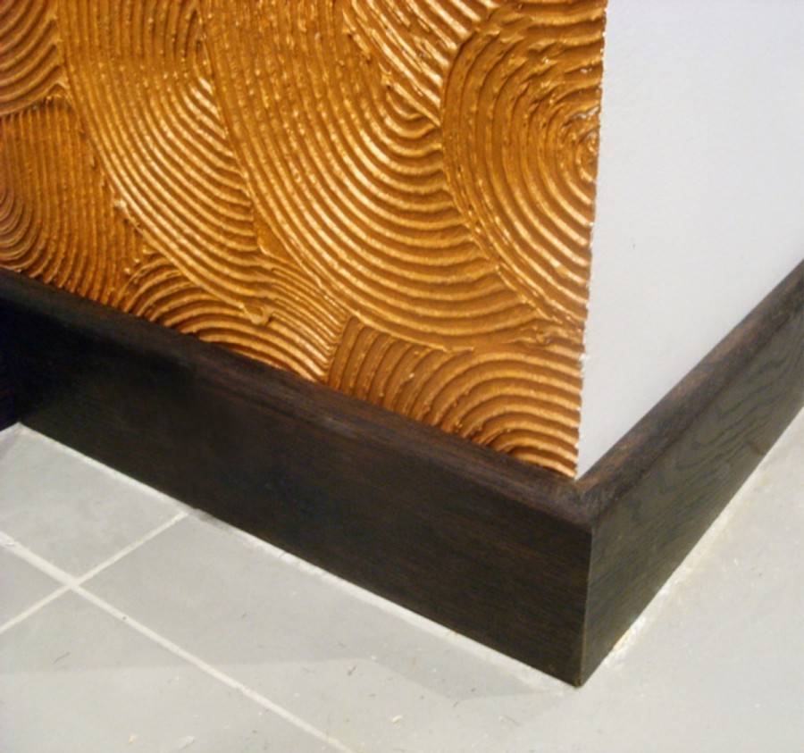 Широкий напольный плинтус как важный элемент интерьера