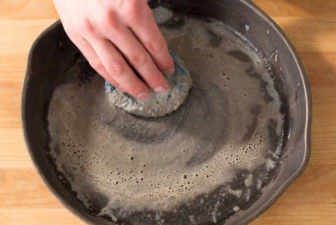 Как чистят чугунные сковородки от нагара в домашних условиях