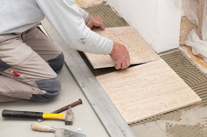 Укладка плитки на деревянный пол: можно ли класть?