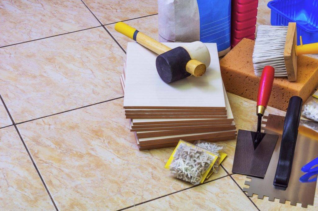 Как правильно положить плитку на пол