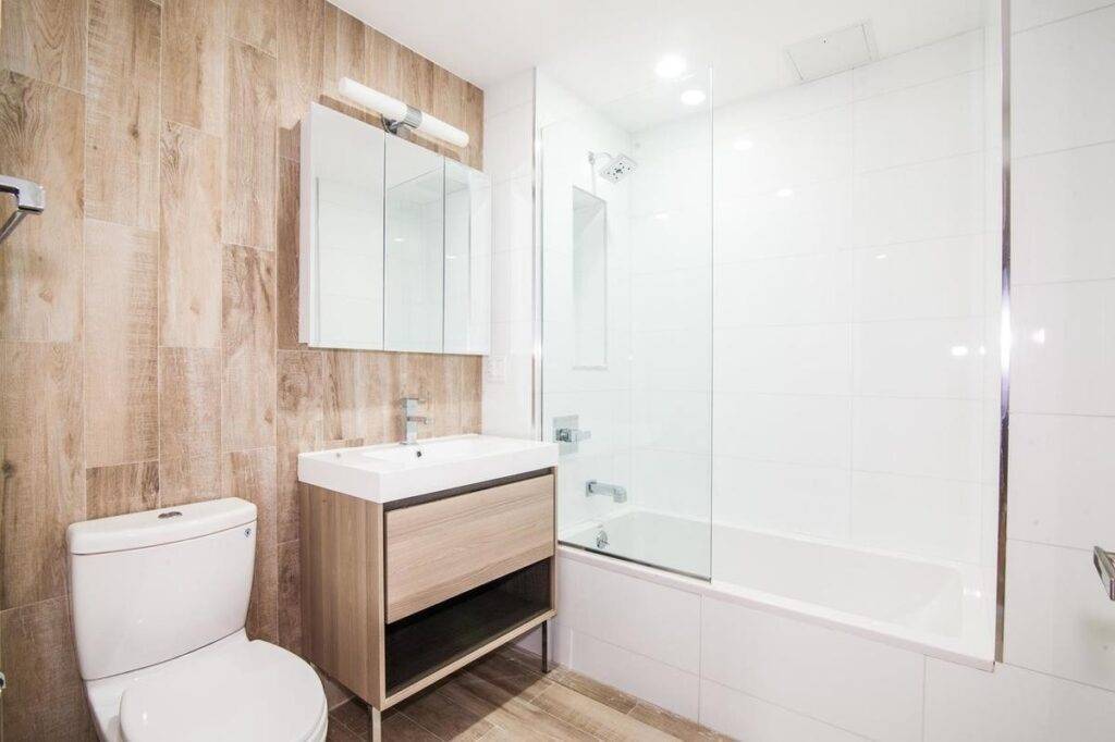 Из чего и как сделать деревянный пол в санузле?