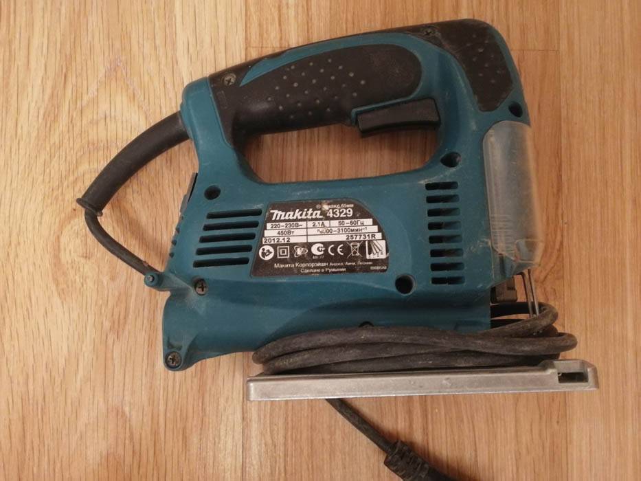 Как аккуратно уложить ламинат возле дверей и труб коммуникаций?