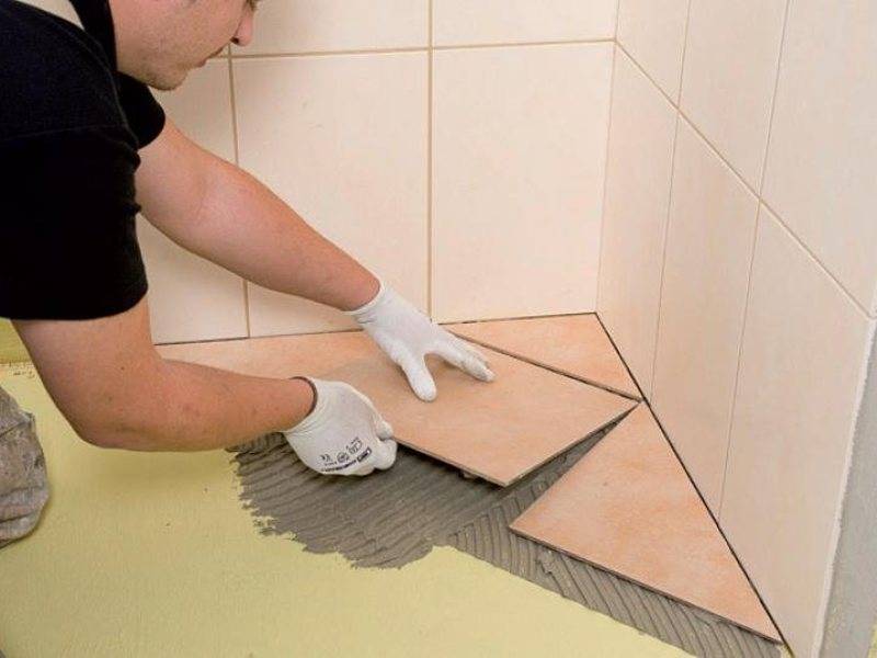 Правильно ли мастер укладывает плитку в ванной, если промазывает поверхность не полностью