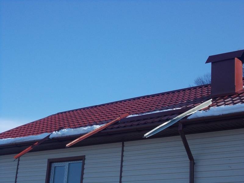 Где нужна установка снегозадержателей на крышу, и как их ставить